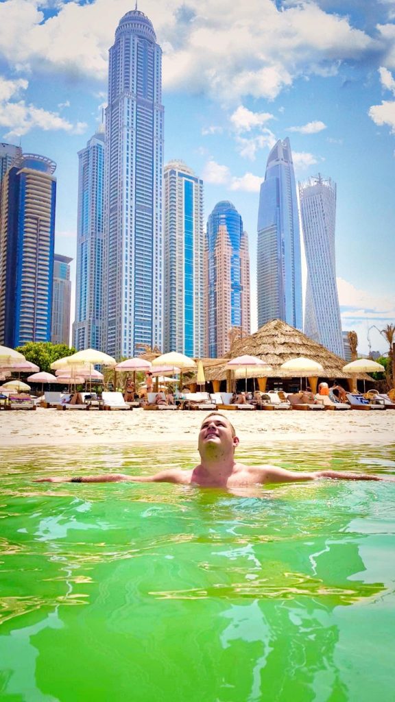 Raoul s-a distrat in Dubai . a facut baie in mare.